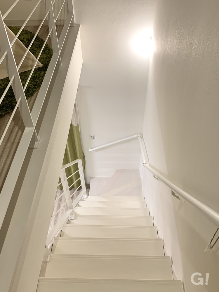 白いスケルトン階段(ストリップ階段)のある家。福富住宅の注文住宅「音を奏でる家」
