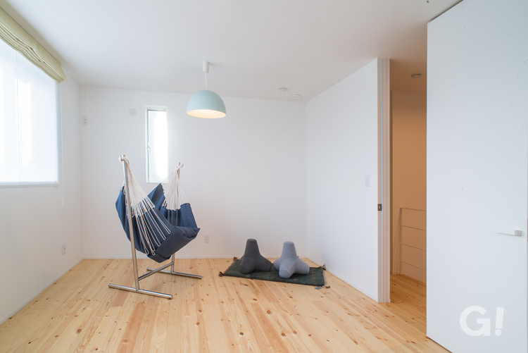 無垢のフローリングとギャベの絨毯がある北欧デザイン住宅TRETTIO GRADの写真(引きver.)