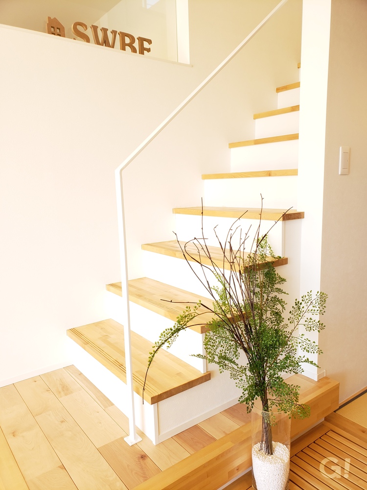 白いアイアンの手すりで軽やかな階段を演出。北欧デザイン規格住宅TRETTIO GRAD(トレッティオグラード)