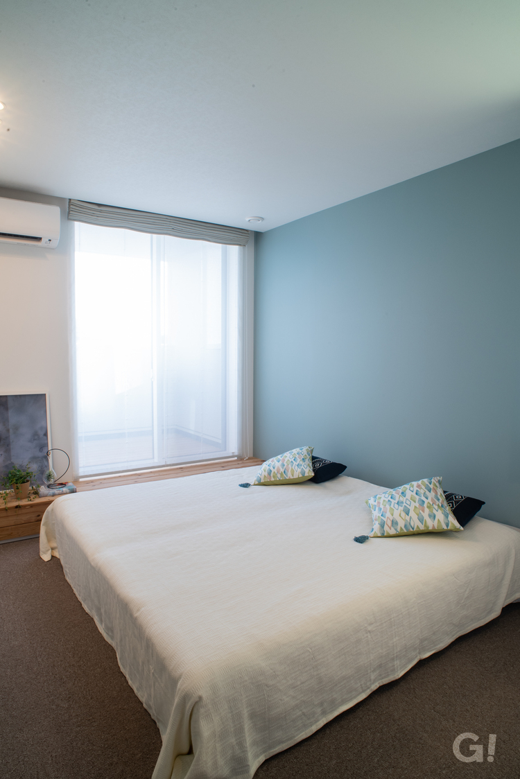 北欧カラーのアクセントクロスが目を引くおしゃれな寝室。規格住宅TRETTIO GRAD(トレッティオグラード)