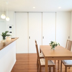 白＆木目の室内｜白い壁紙とドア、木目の床と家具、シンプルで美しい空間