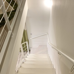 白いスケルトン階段(ストリップ階段)のある家。福富住宅の注文住宅「音を奏でる家」