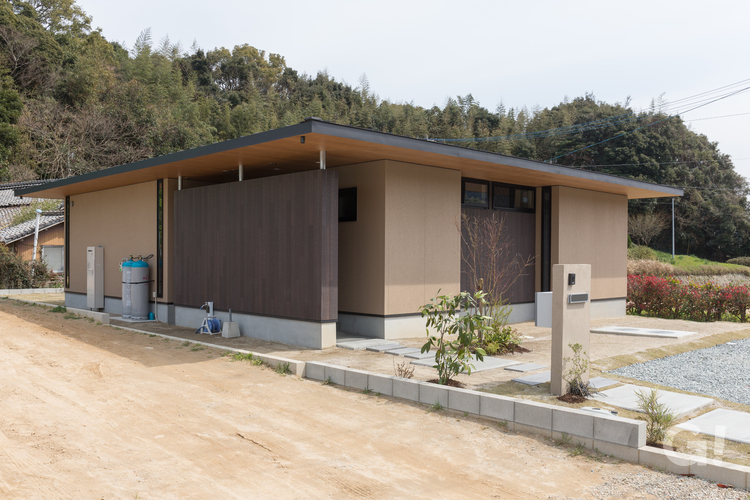 美しい規格住宅の自然に溶け込む快適な平屋住宅