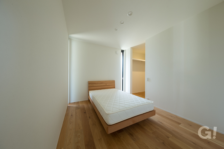 白で清々しく質のいい睡眠を叶えてくれる美しい規格住宅の寝室