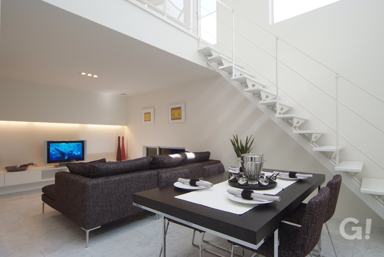 どこに居ても家族の気配を感じられる美しい規格住宅のLDK