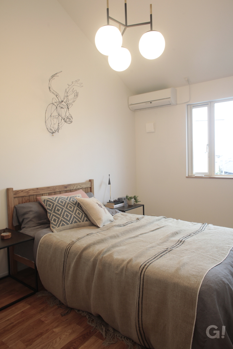 個性あるオブジェがお洒落ポイントになる美しい規格住宅の寝室