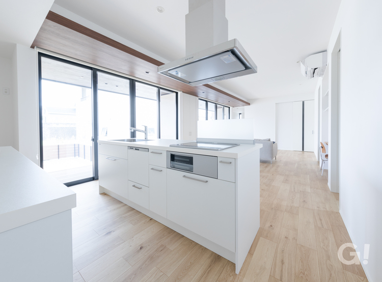 家族の姿を見守りながら楽しくお料理できる美しい規格住宅のキッチン