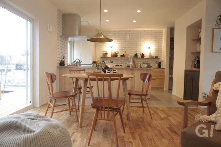 カフェで過ごしているような時間を共有できる美しい規格住宅のダイニング