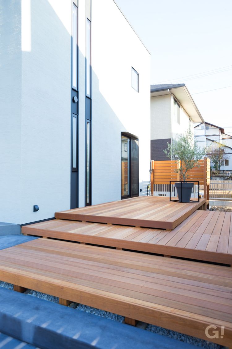 家族だけの特別な外空間を過ごせる美しい規格住宅のウッドデッキ