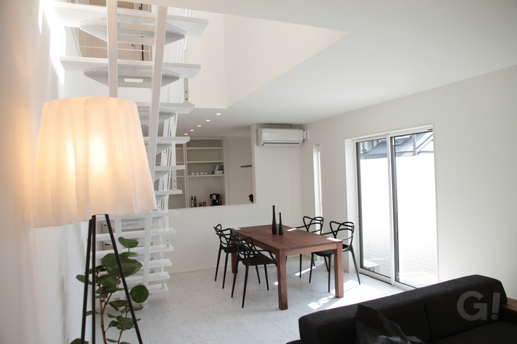 白で統一され明るく清々しい空気感がいい美しい規格住宅のLDK