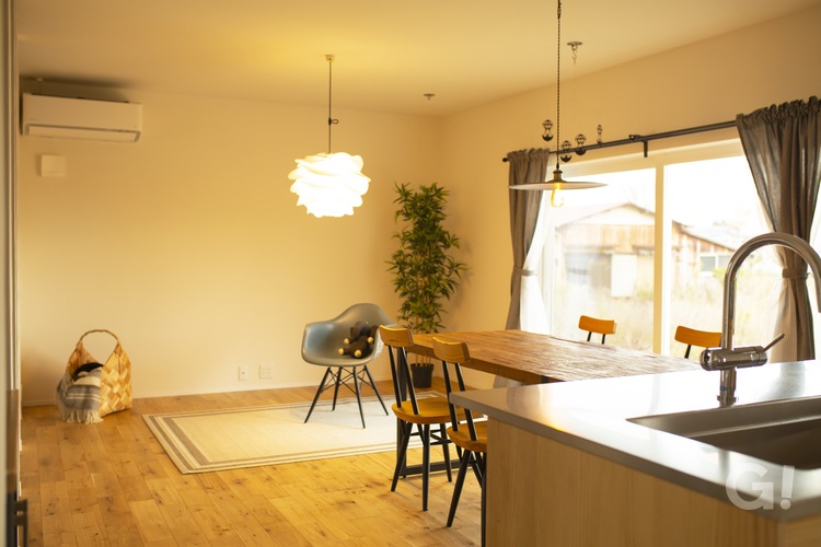 家族が自然と集いリラックスしたひと時を過ごせる美しい規格住宅のLDK