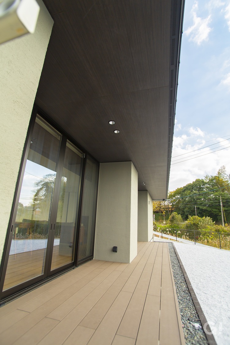 気持ちのいい風＆光を全身で感じられる美しい規格住宅のウッドデッキ