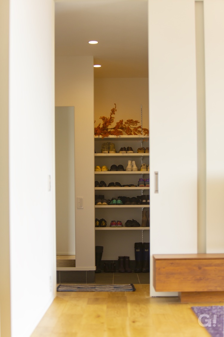 優しい気持ちに包み込まれ心穏やかになる美しい規格住宅の玄関