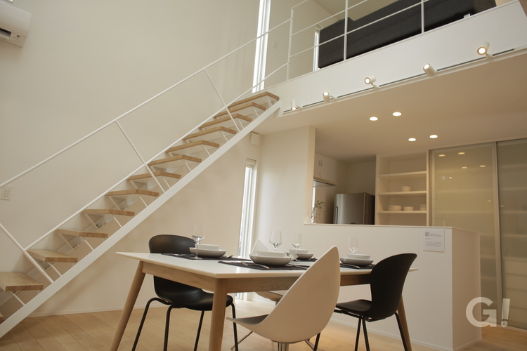 家族の笑顔に癒され＆賑やかな声が響き渡る美しい規格住宅のLDK