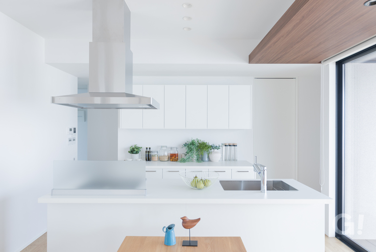 家族の様子を目にしながら楽しくお料理できる美しい規格住宅のキッチン