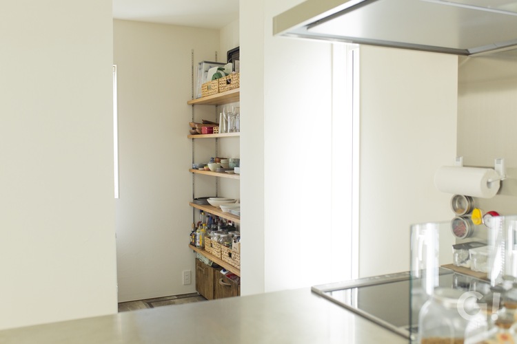 収納力たっぷりで家事ラクを実感できる美しい規格住宅のキッチン