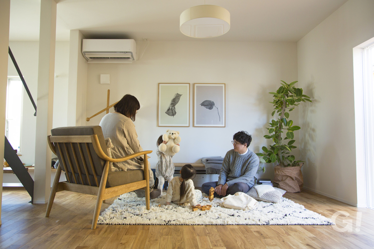 家族のやわらかい笑顔に心温まる美しい規格住宅のリビング