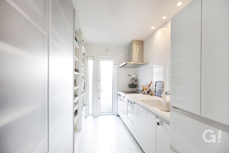『白で統一され清々しい空気感に包まれた美しい規格住宅のキッチン』の写真