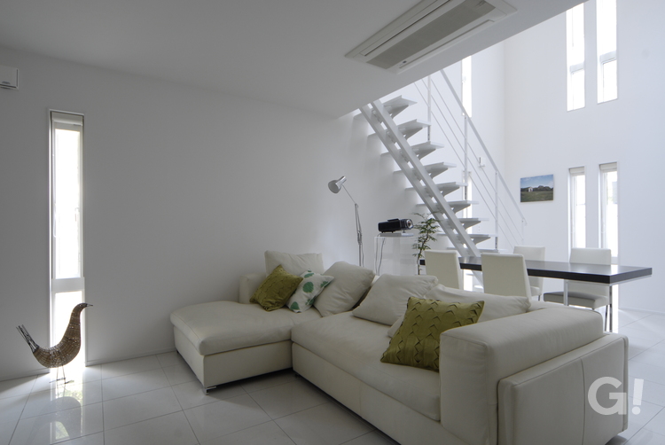 『生活感が出にくい！洗練された空間が広がる美しい規格住宅のリビング』の写真