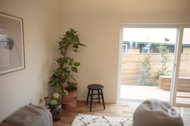 空間に自然の癒しをもたらしてくれる美しい規格住宅のリビング