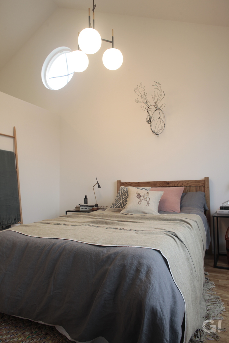 『あなたの好きを集めて最高の居心地を叶えた美しい規格住宅の寝室』の写真