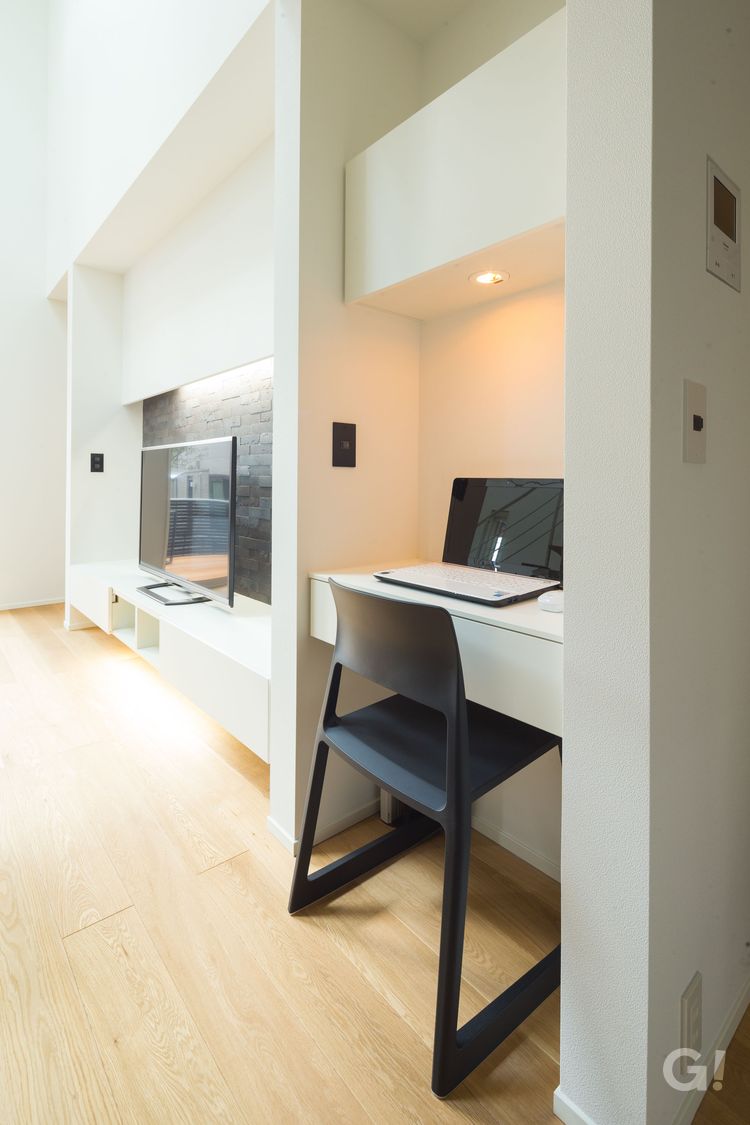 『家族団欒＆自分時間を上手に使い分けられる美しい規格住宅のリビング』の写真