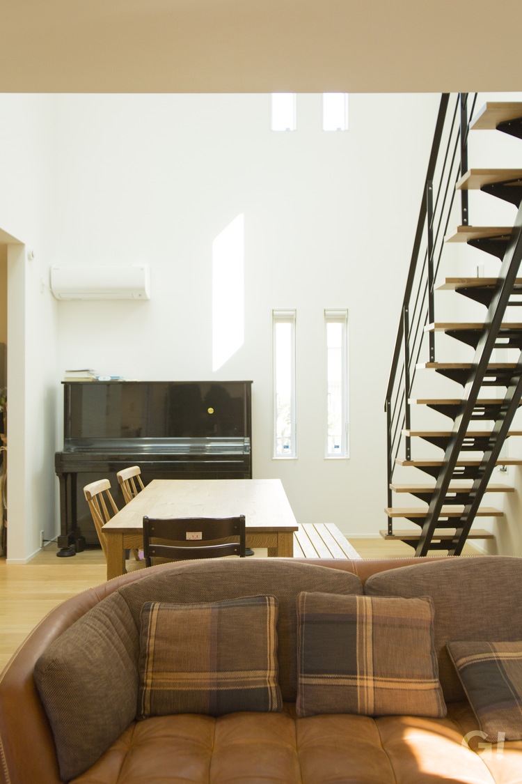 ピアノの音色が心地よく響き渡る美しい規格住宅のリビング