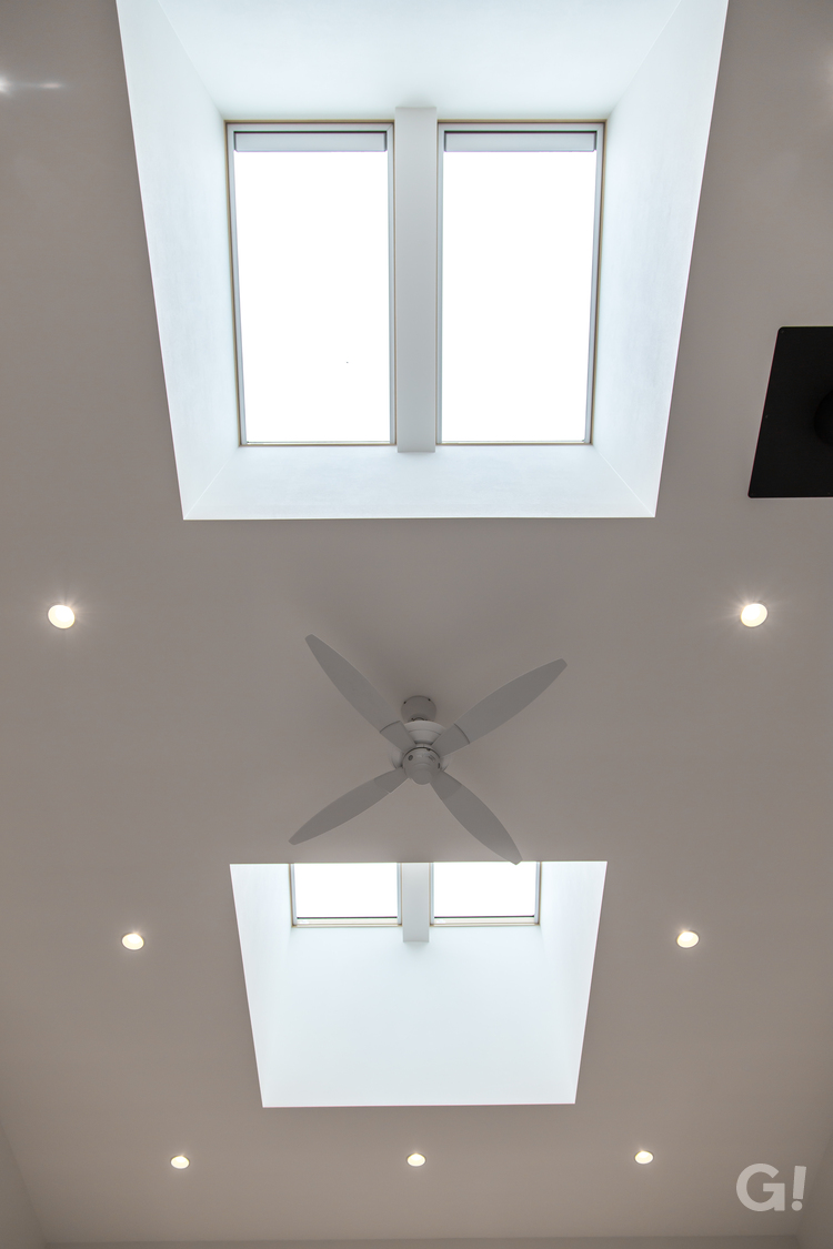 優雅に回転するシーリングファン＆天窓がいい美しい規格住宅のLDK