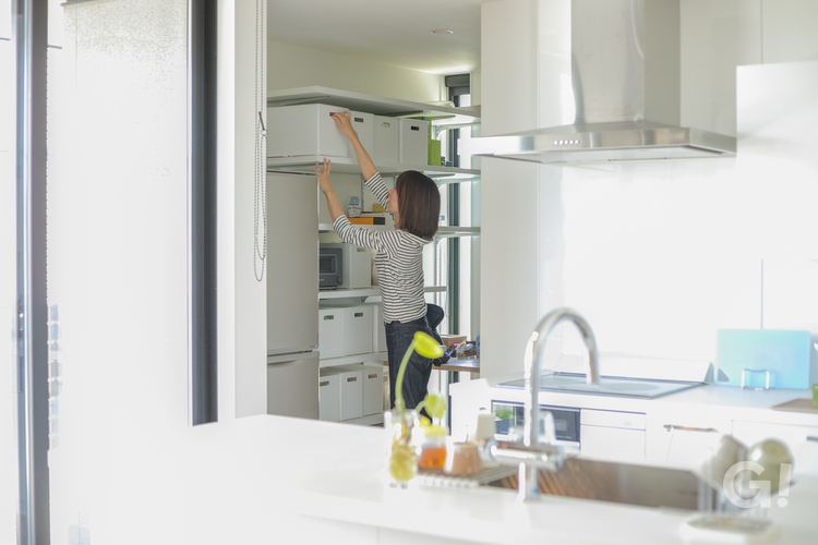 大容量収納もあってスムーズに家事をこなせる美しい規格住宅のキッチン