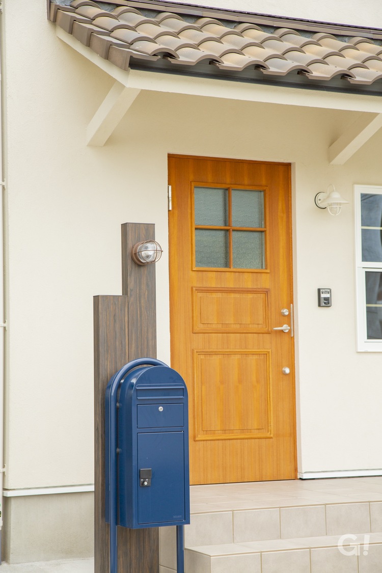 優しい空気感で安心感たっぷりがいい美しい規格住宅の玄関ポーチ