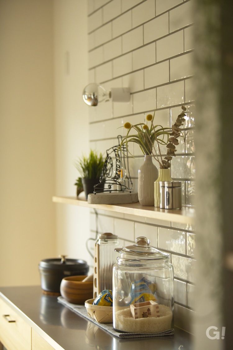 艶感たっぷりのタイル壁面がお洒落！カフェのような美しい規格住宅のキッチン