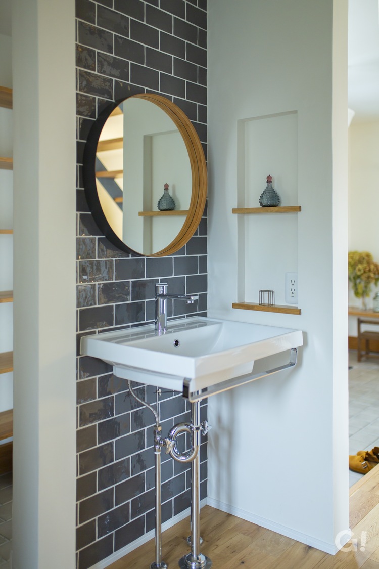 落ち着きある上品な雰囲気が漂う美しい規格住宅のセカンド洗面所