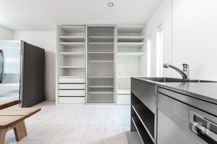 天井まで届く造作収納棚で整理整頓が叶う美しい規格住宅のキッチン