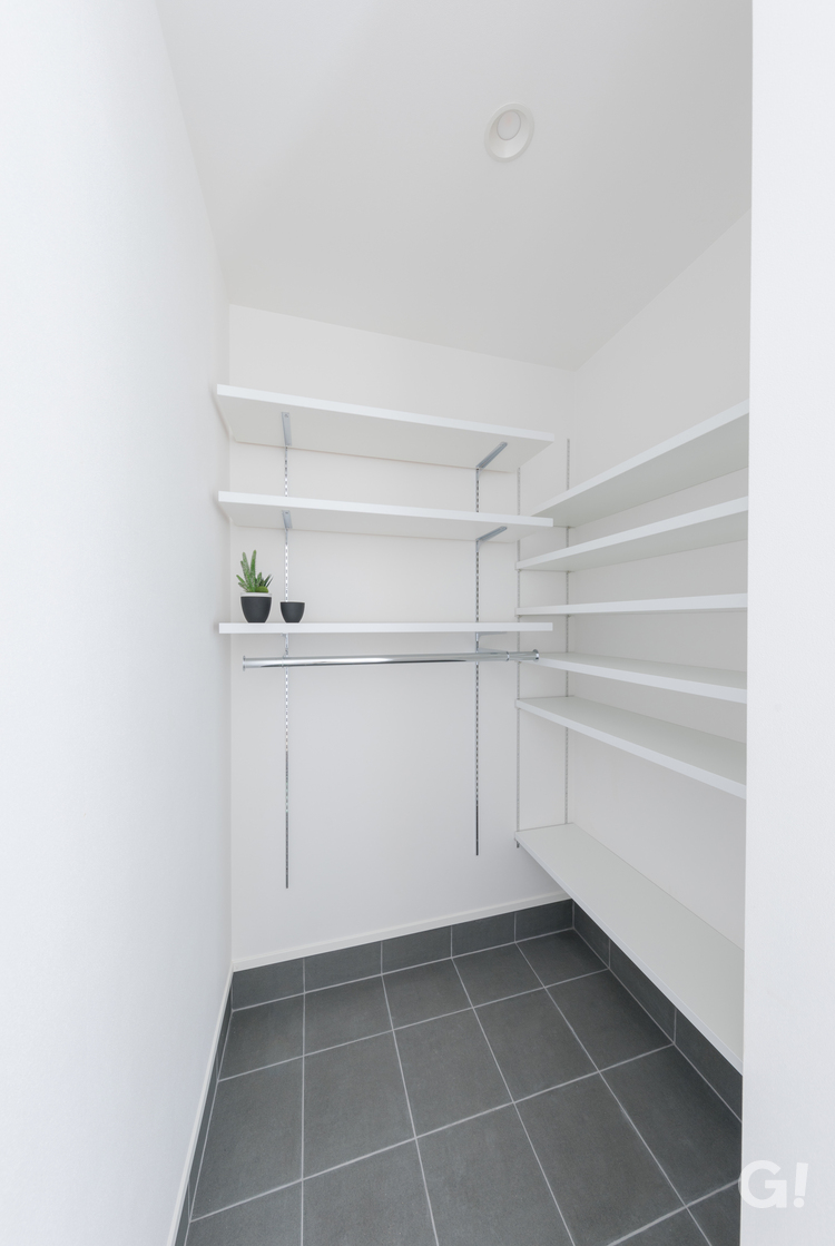 お洒落に大容量収納OK！白で清々しい空気感がいい美しい規格住宅の玄関