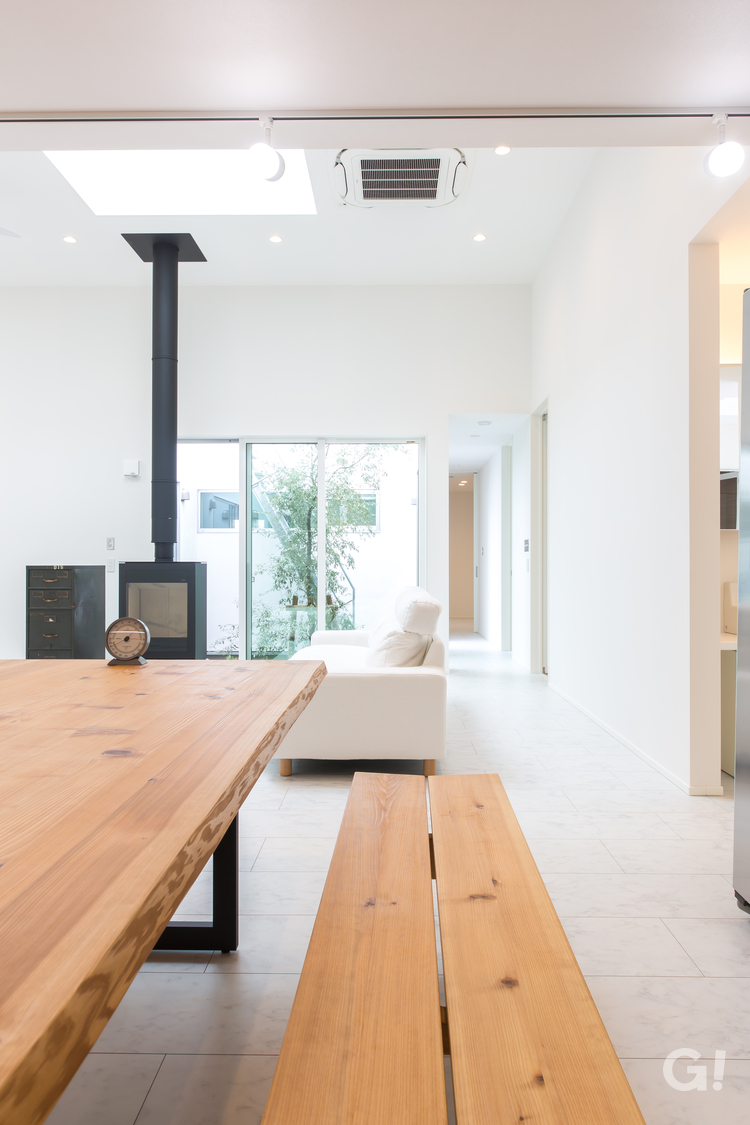 『暖炉の温もりに癒される！家族が自然と集う美しい規格住宅のリビング＆ダイニング』の写真