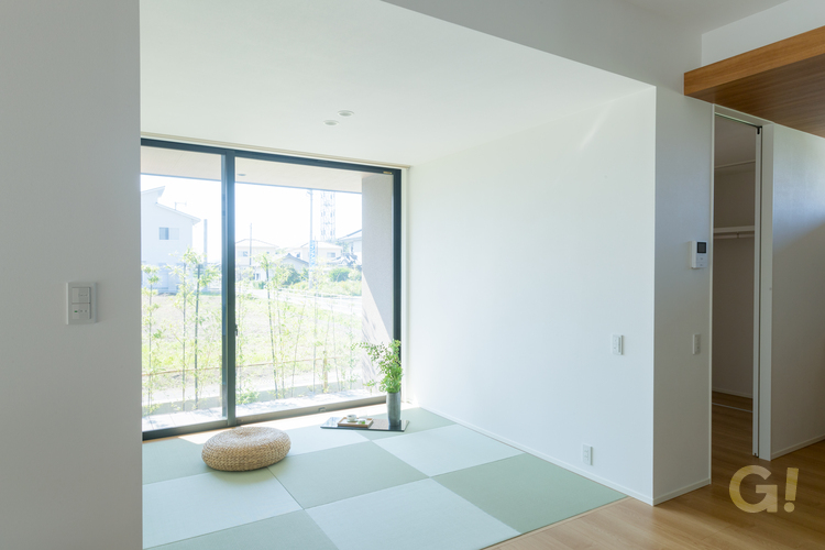 『和の癒しに包まれリラックスできる美しい規格住宅の畳スペース』の写真