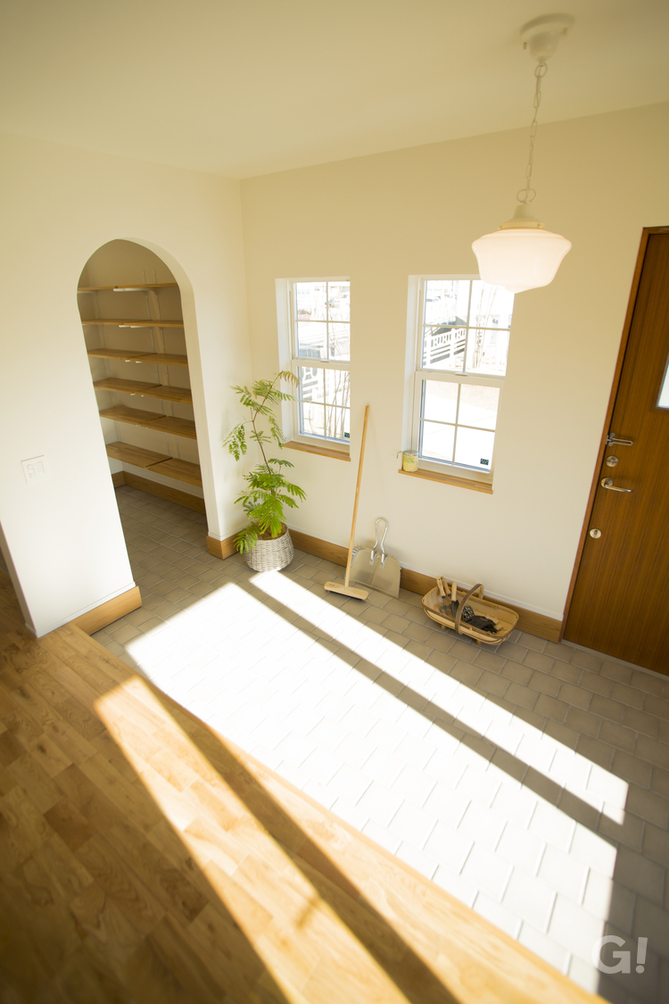 『お日様のやわらかな香りにそっと包まれる美しい規格住宅の玄関』に写真