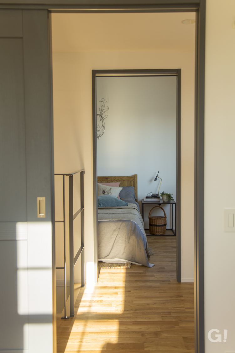 優しい空気感がそっと流れ、心穏やかに時を刻める美しい規格住宅の寝室