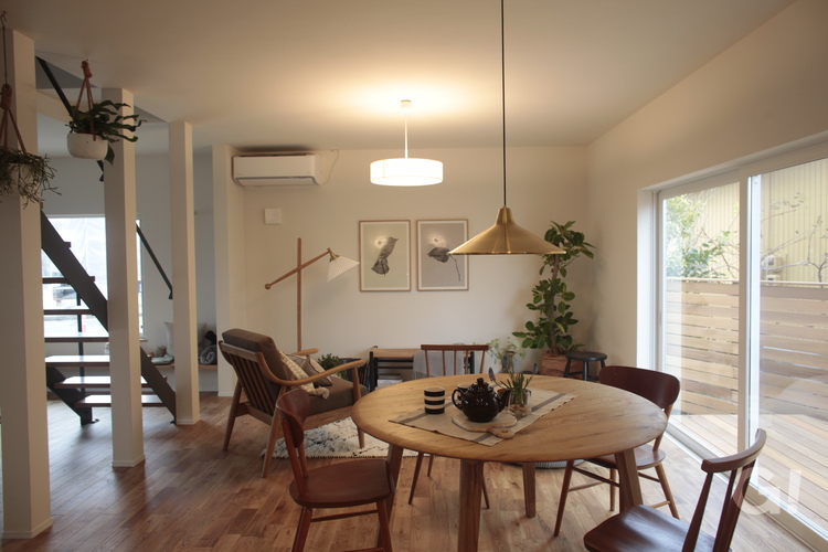 『自然の中にいるような優しさが心地いい美しい規格住宅のLDK』の写真