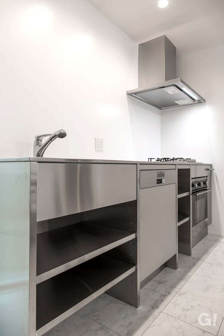 『ステンレスで大人かっこよさ漂う美しい規格住宅のキッチン』の写真