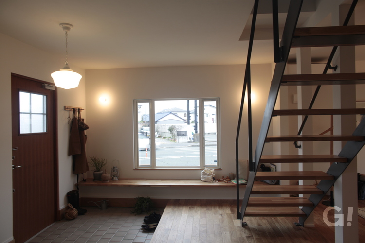 『ただいまが心地いい！ゆとりある美しい規格住宅の玄関ホール』の写真