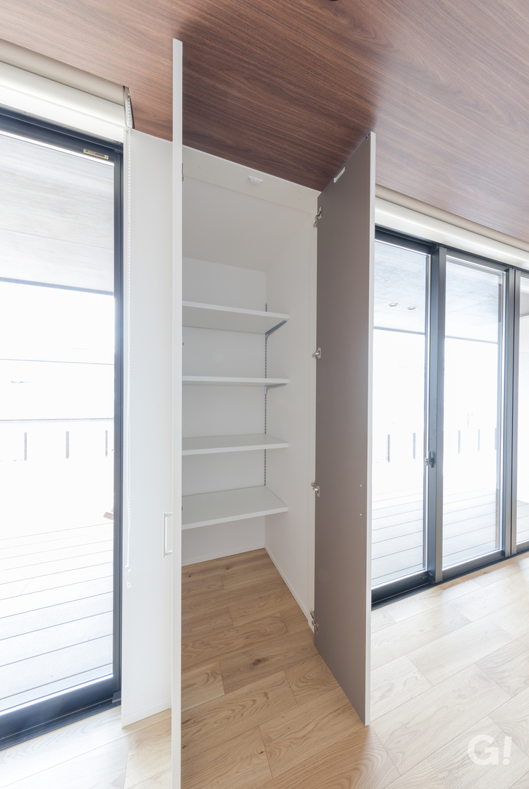 『奥行きある収納スペースで整理整頓OK！心地よく美しい規格住宅のリビング』の写真