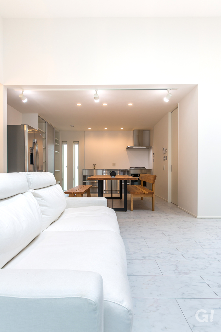 コミュニケーションを最優先して時を刻む美しい規格住宅のLDK