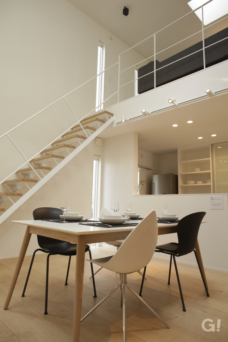 『コミュニケーションを最優先！家族の笑顔にほっと癒される美しい規格住宅のダイニング』の写真