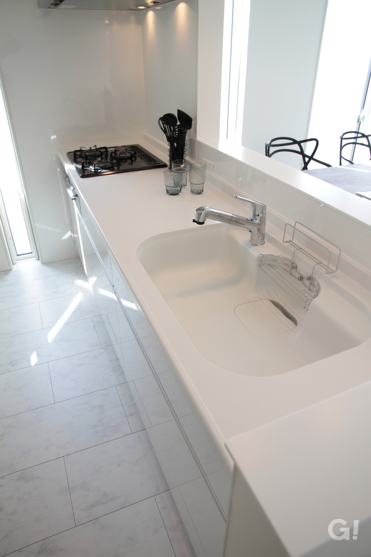 『毎日ココに立つのが楽しくなる！真っ白で統一された美しい規格住宅のキッチン』の写真