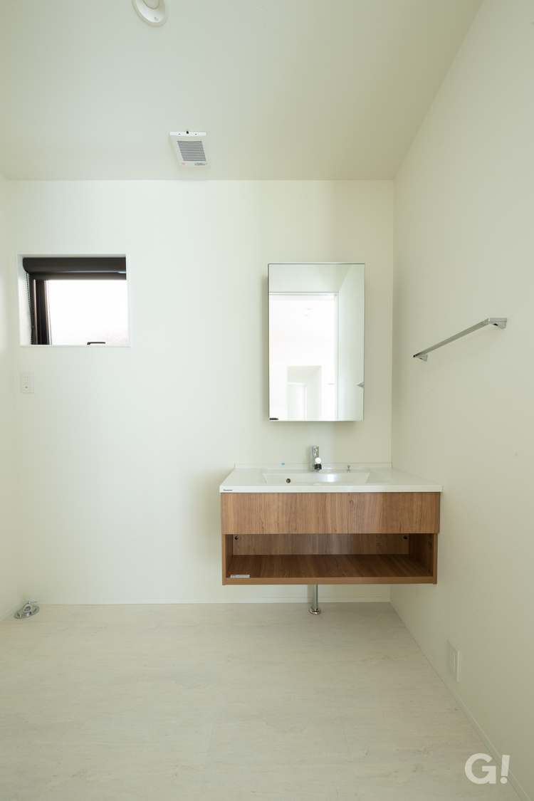 美しい規格住宅の洗練されたデザインの洗面所