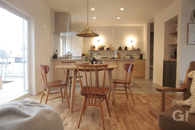 『毎日の食事タイムが幸せ！優しい気持ちにしてくれる美しい規格住宅のダイニング』の写真