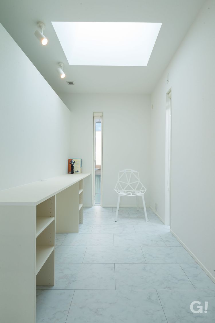 『自分時間を思う存分満喫できる真っ白で美しい規格住宅のフリースペース』の写真