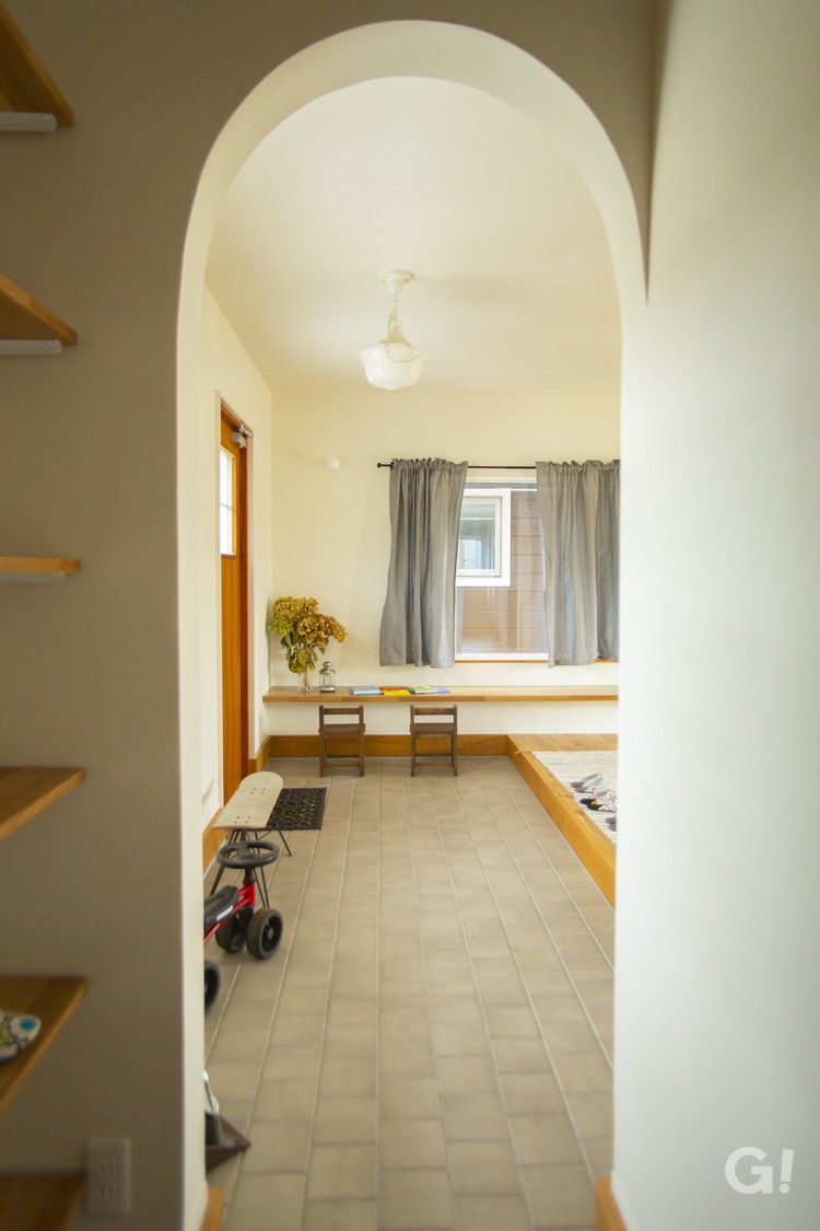 広々とした土間スペースで優しくお出迎えする美しい規格住宅の玄関