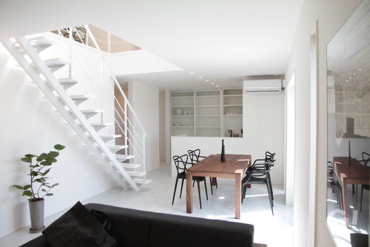 お洒落だけど暮らしやすさを実感できる美しい規格住宅のLDK